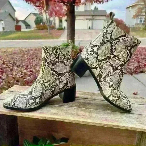 New NORDSTROM LEATHER Snakeskin Style Booties - So Cute! Size 6 MSRP: $89.00 - Picture 5 of 15